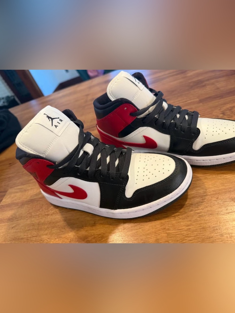 Women’s Air Jordan 1 Mid Chicago Black Toe - Picture 2 of 7